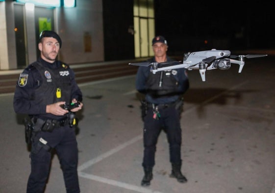 El subinspector del GISC, Juan José García, controla el vuelo del dron ante el responsable de la unidad de pedanías, Pedro Marín.