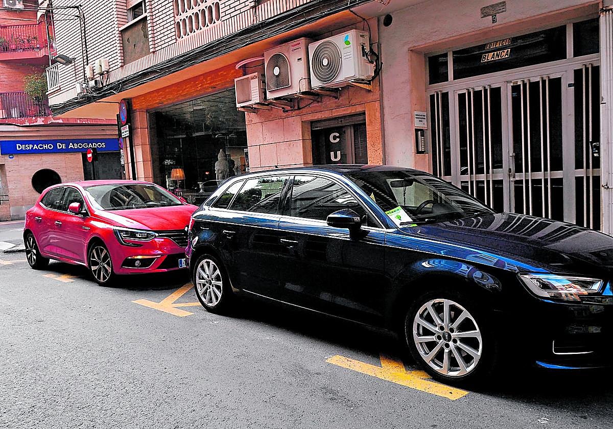 Vehículos particulares estacionados esta semana en una zona de carga y descarga, circunstancia que se quiere erradicar con la nueva norma.