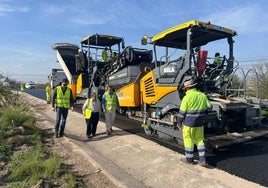 Maquinaria pesada trabajando en la carretera RM-D14, en Águilas.