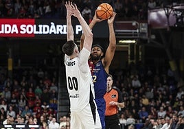 Kurucs defiende a Parker en una jugada del Barça.