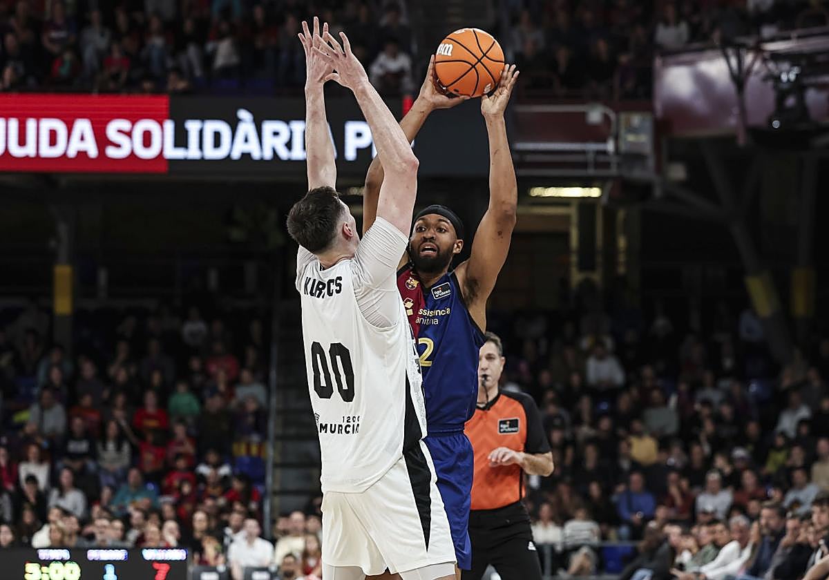 Kurucs defiende a Parker en una jugada del Barça.