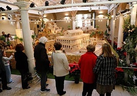 Una reproducción a escala de la imponente basílica Julia mandada construir por Julio César en el siglo I antes de Cristo en el Foro de Roma es una de las maquetas más llamativas del belén municipal de Lorca, que se puede ver en el patio del palacio de Guevara.