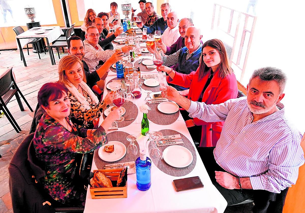 Un grupo de compañeros de trabajo comparte mesa en el restaurante murciano El Palco del Parlamento, en la plaza de Romea.