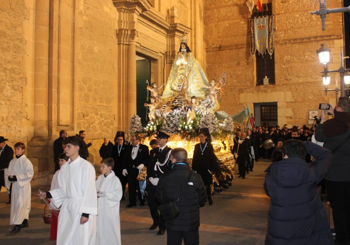 La Virgen del Castillo, durante la procesión de ayer por las calles de Yecla.