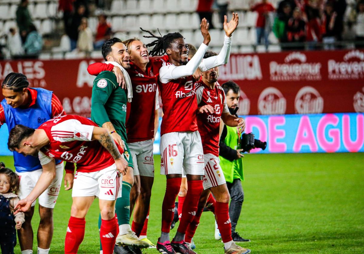 Gazzaniga, Pedro Benito y Boateng celebran el último triunfo del Real Murcia.