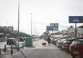 Decenas de vallas y soportes publicitarios proliferan en Orihuela Costa.