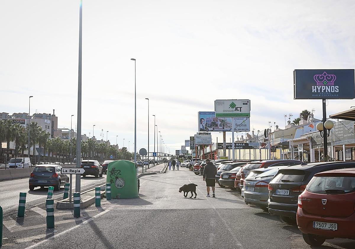 Decenas de vallas y soportes publicitarios proliferan en Orihuela Costa.