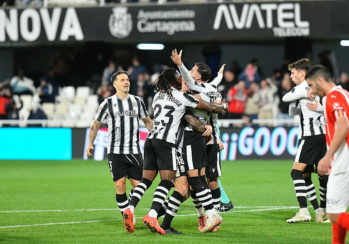 Los jugadores del Cartagena celebran el gol.