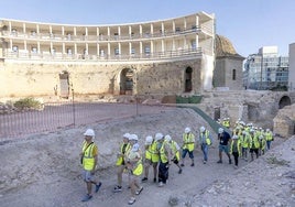 Un grupo de visitantes avanzan por la antigua arena en una imagen de archivo.