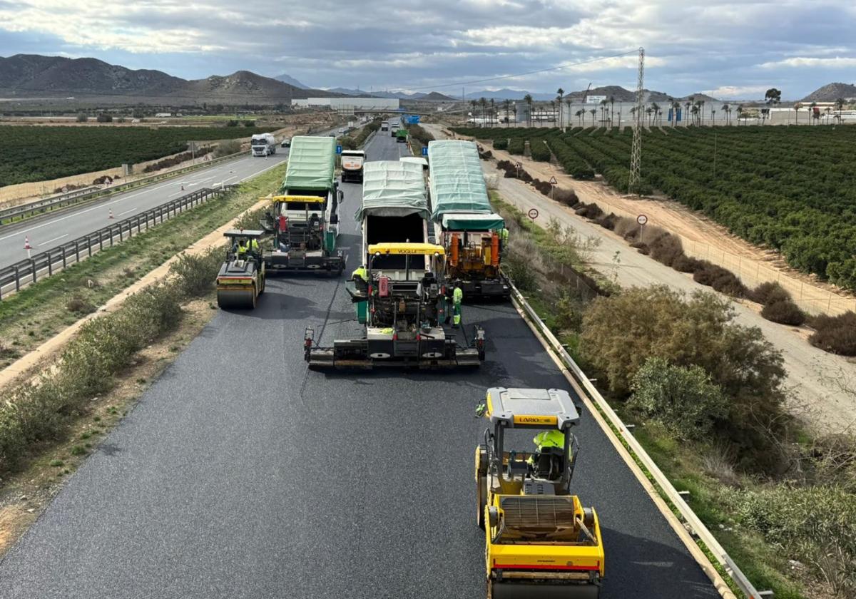 Trabajos de reasfaltado de una de las calzadas de la autovía RM-2, la semana pasada.