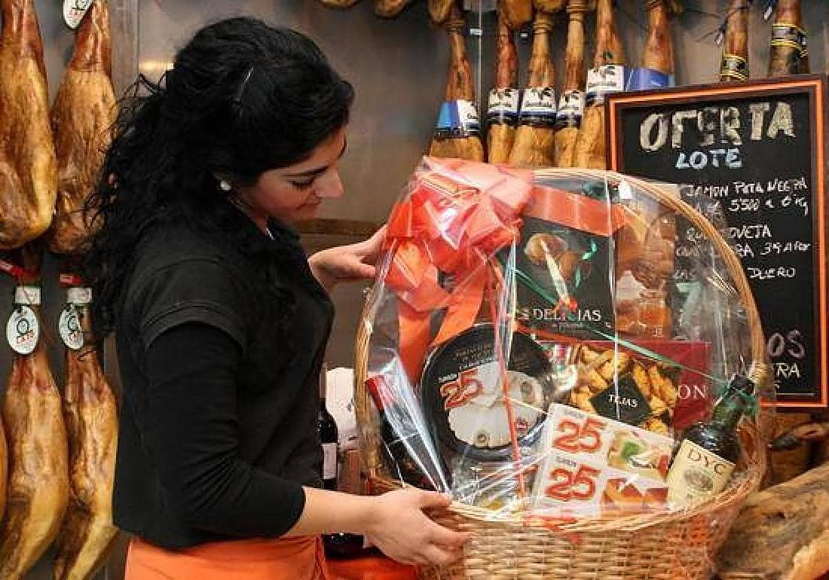 Una cesta de Navidad, en una imagen de archivo.