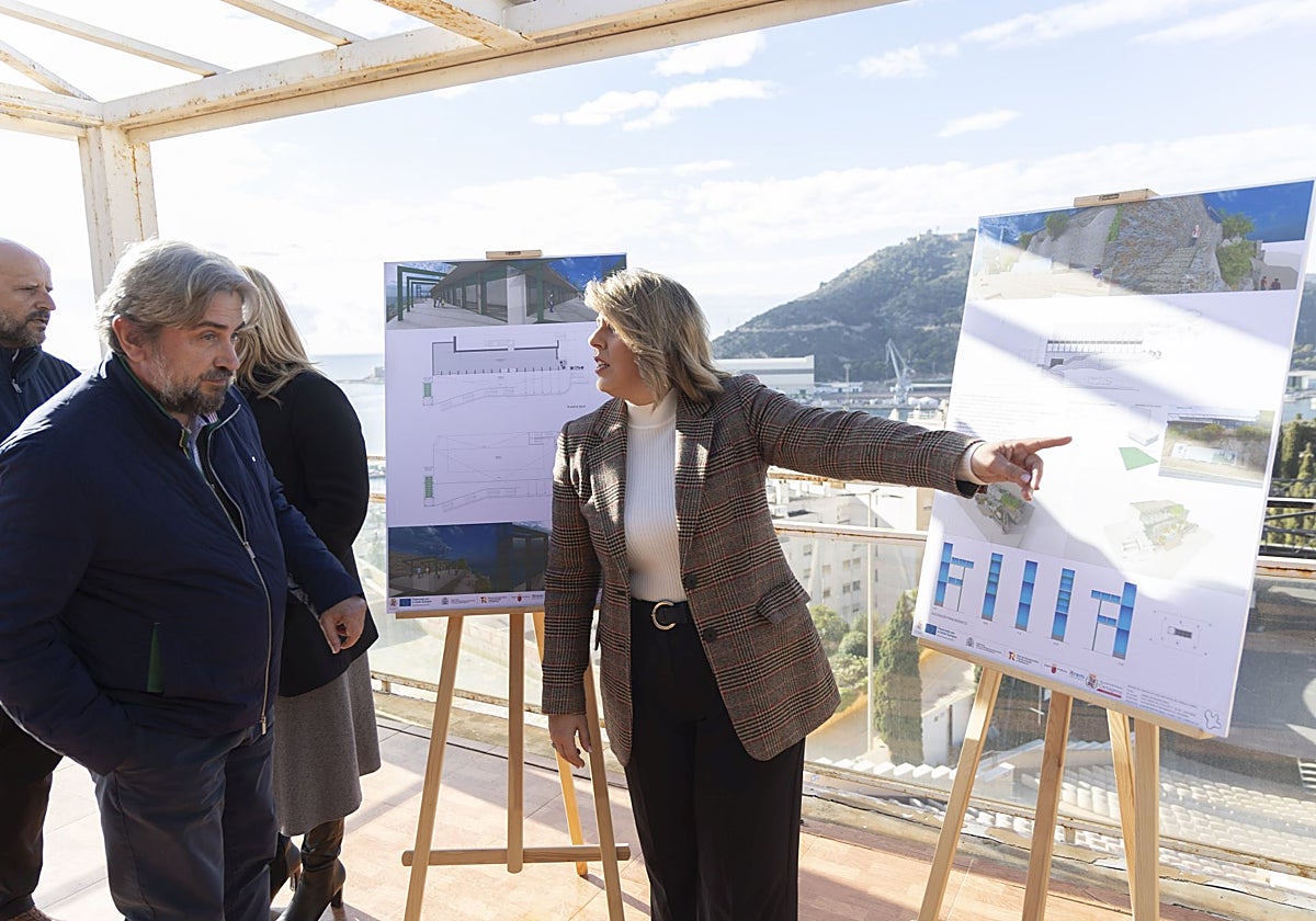 Arroyo, junto a los ediles de Infraestructuras, Diego Ortega, y de Turismo, Beatriz Sánchez, y técnicos municipales, revisa el proyecto para el Parque Torres.