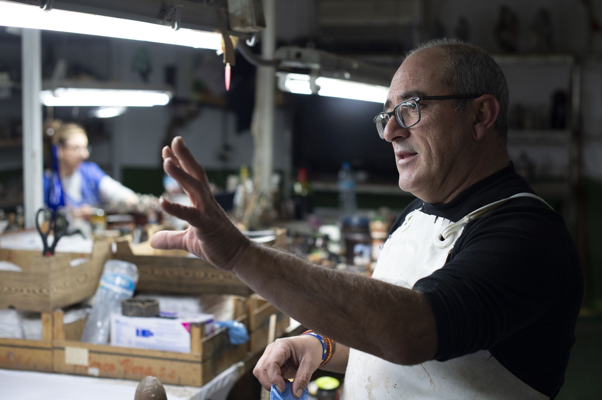 Los maestros artesanos de Belenes Griñán dan forma a la Navidad