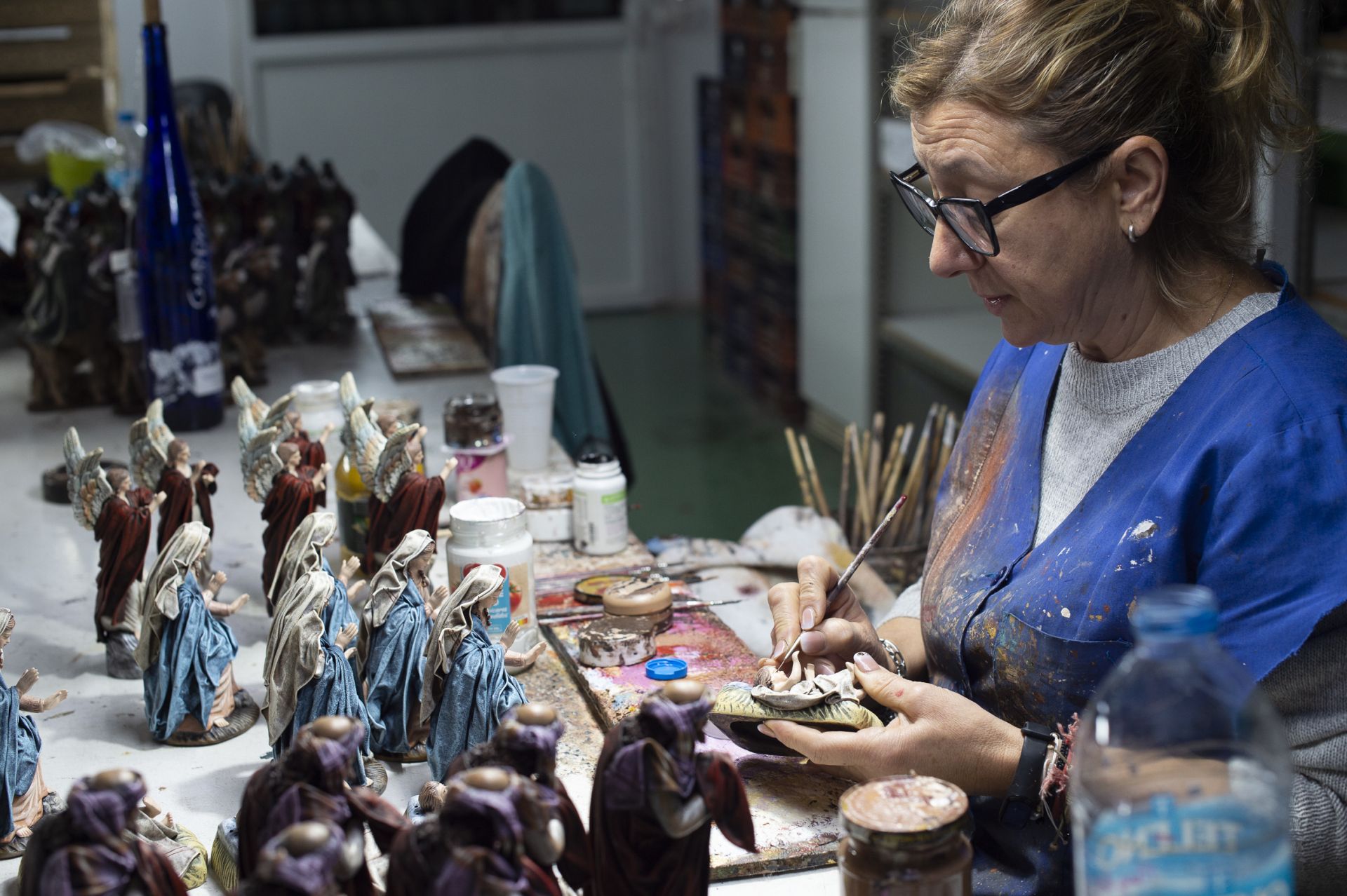 Los maestros artesanos de Belenes Griñán dan forma a la Navidad