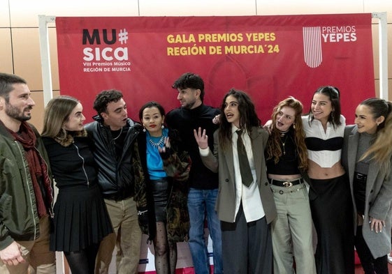 Julia Cry –con corbata–, con su equipo y familiares, se llevó dos premios.