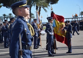 Una de las nuevas cadetes besa la bandera, ayer por la mañana en la AGA.