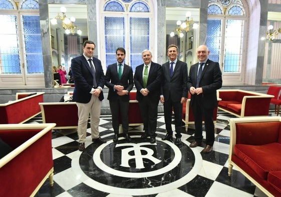 El concejal Diego Avilés (2i) y el decano del Colegio de Ingenieros de Caminos, Canales y Puertos (2d), Alejandro Lázaro, participaron ayer en el acto conmemorativo en el Salón de los Espejos del Romea de Murcia.