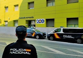 Un agente frente a la comisaría de Policía Nacional en Cartagena.