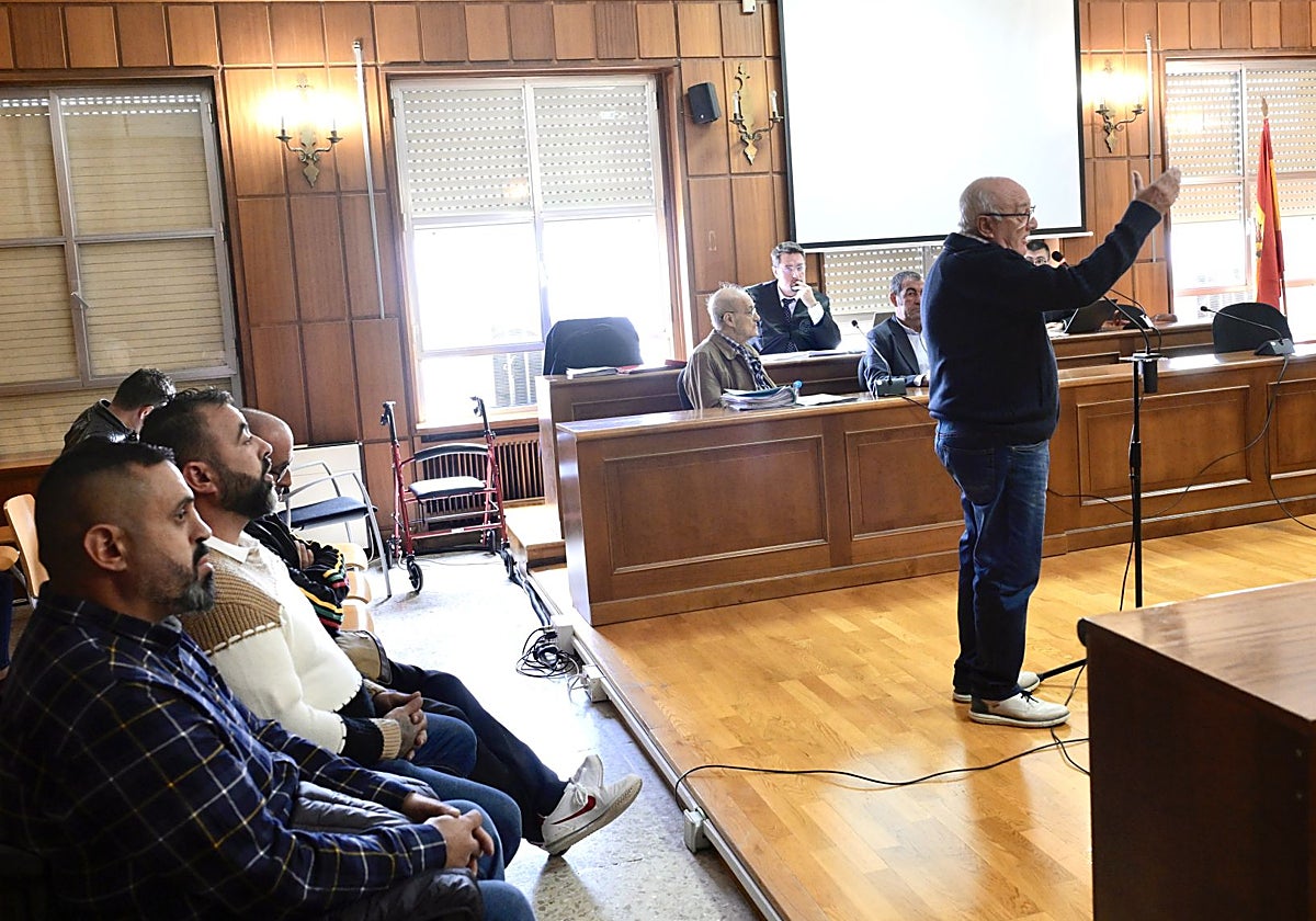 Los hermanos Yepes escuchando al empresario Valentín Sánchez durante su declaración.