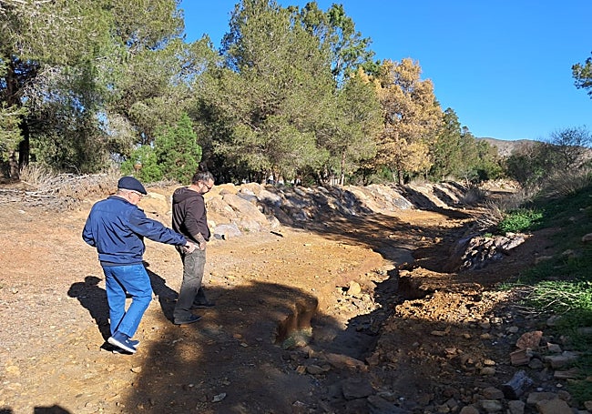 José Miguel de Lario y Juan Ortuño, junto a un cauce con residuos mineros y cárcavas, en Llano del Beal.