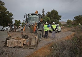 Operarios junto a una pala, este miércoles, en Llano del Beal.
