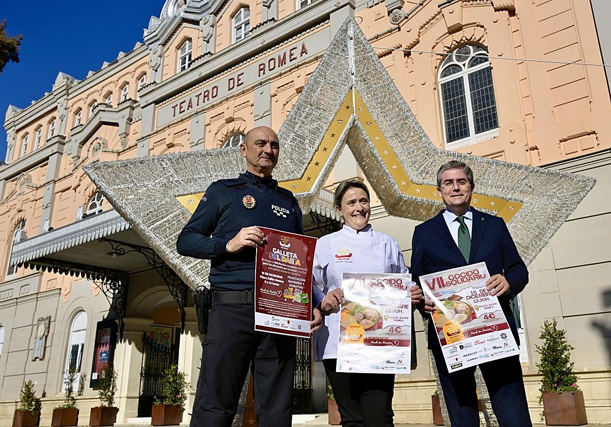 Presentación del VII Cocido Solidario, este jueves, frente al Teatro Romea.