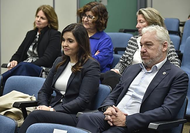 La comisionada de la Transparencia, Natalia Sánchez, y el alcalde de Mazarrón, Ginés Campillo.
