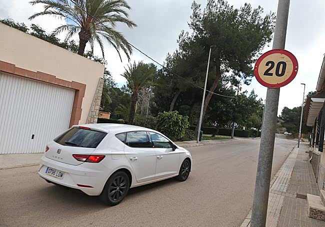 Un vehículo pasa por una zona del Llano que incorporará reductores.
