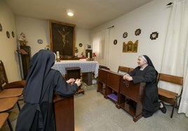 Dos monjas benedictinas, en las instalaciones junto al santuario de La Fuensanta, en una imagen de archivo.