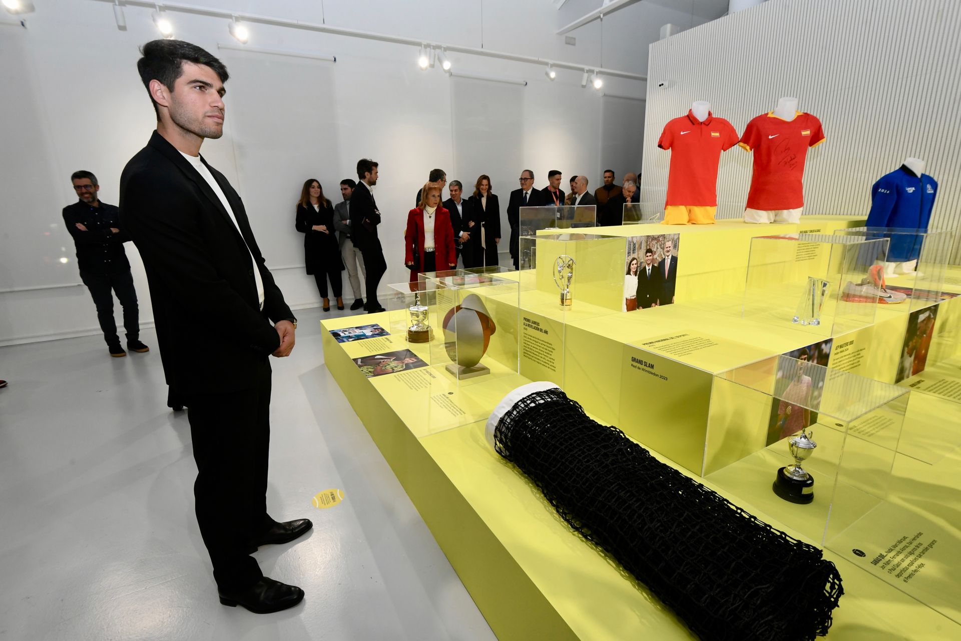 Carlos Alcaraz inaugura su primera exposición, en imágenes