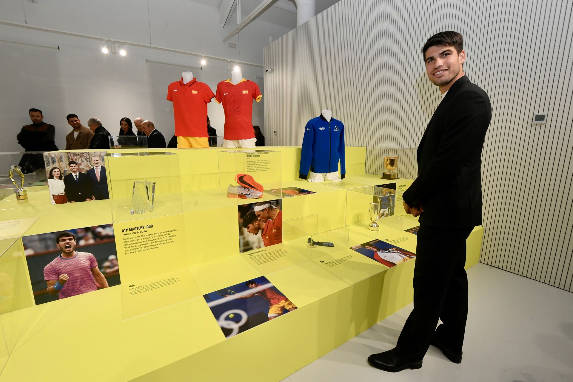 Carlos Alcaraz inaugura su primera exposición, en imágenes