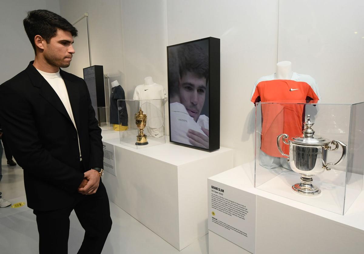 Carlos Alcaraz inaugura su primera exposición, en imágenes