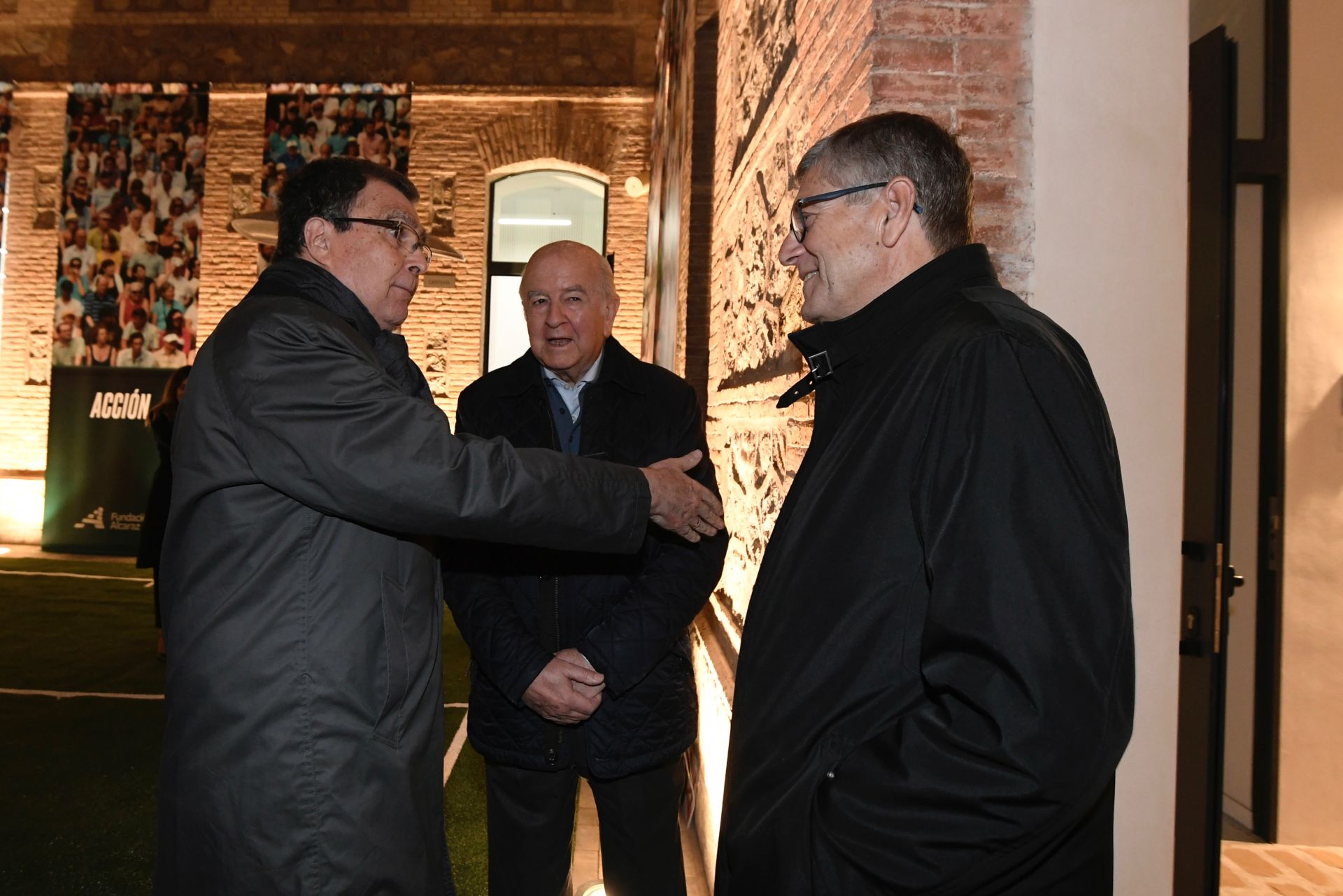 Carlos Alcaraz inaugura su primera exposición, en imágenes