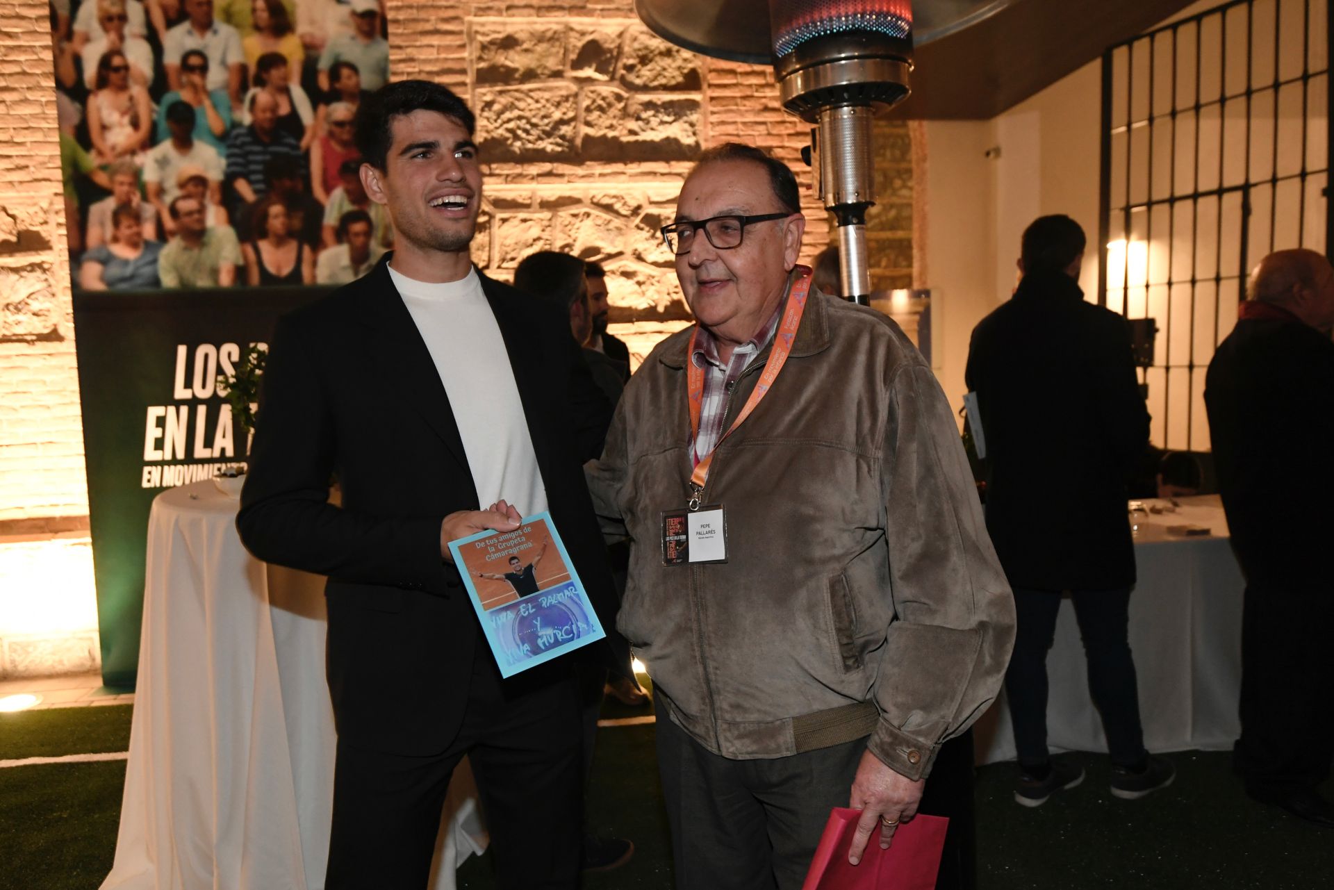 Carlos Alcaraz inaugura su primera exposición, en imágenes