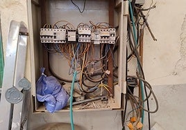 Un cuadro eléctrico deteriorado en un centro de trabajo municipal.