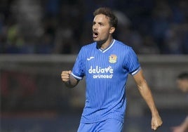 Pedro León, actual jugador del Real Murcia, celebra un gol durante su paso por el Fuenlabrada, en Segunda División, en la temporada 2021-22.