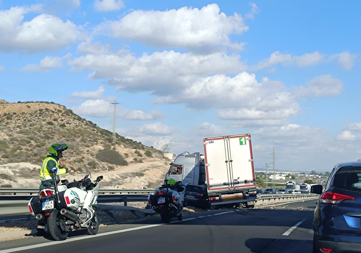 Camión siniestrado en la A-7, en Orihuela.