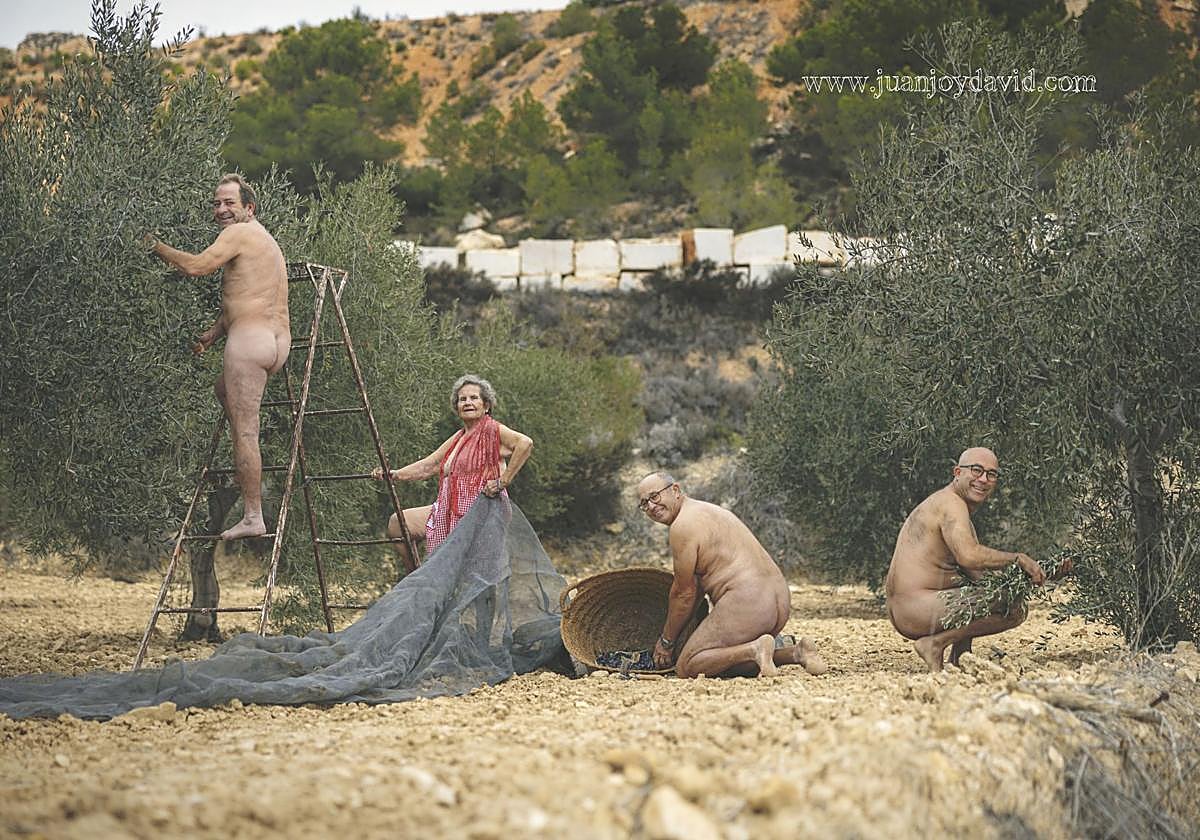 Algunos de los desnudos del calendario de Peña Zafra de Abajo.