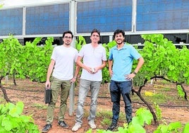 El profesor Javier Padilla, junto a otros dos miembros