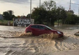 Un vehículo circula por una calle de Murcia inundada, en una imagen de archivo.