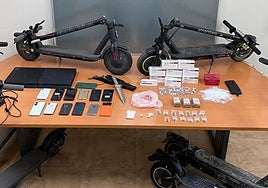 Droga y objetos intervenidos por los agentes.