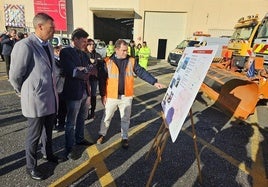 El consejero de Fomento e Infraestructuras, Jorge García Montoro, y el alcalde de Caravaca de la Cruz, José Francisco García, durante la presentación del Plan de Vialidad Invernal 2024-2025 de la red regional de carreteras.