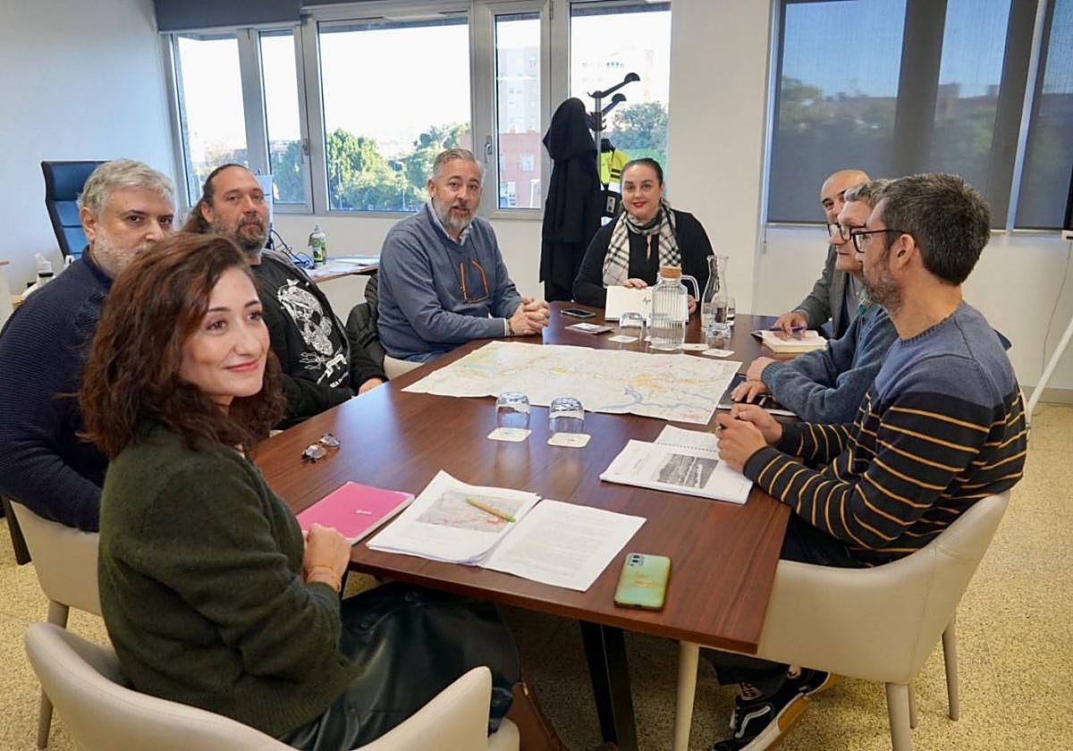 Vives (2º izqda.), Martínez y Ferreira, durante la reunión en Murcia.