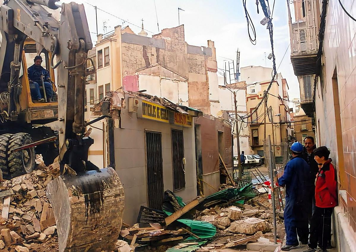 Imagen secundaria 1 - 1. Derribos en la calle de las Beatas. 2. El gallo de la desaparecida zapatería del mismo nombre. 