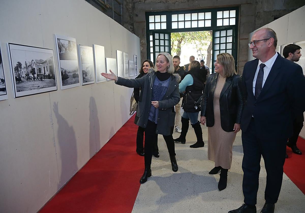 La directora del centro educativo, Marién Hernández, muestra a la alcaldesa y el consejero una exposición de la Casa del Niño.
