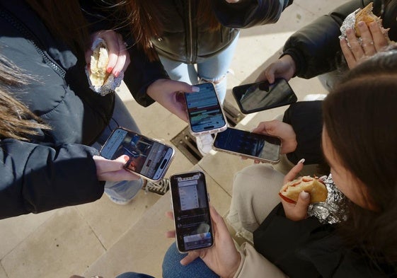 Alumnos de Secundaria consultan sus móviles en una imagen de archivo.