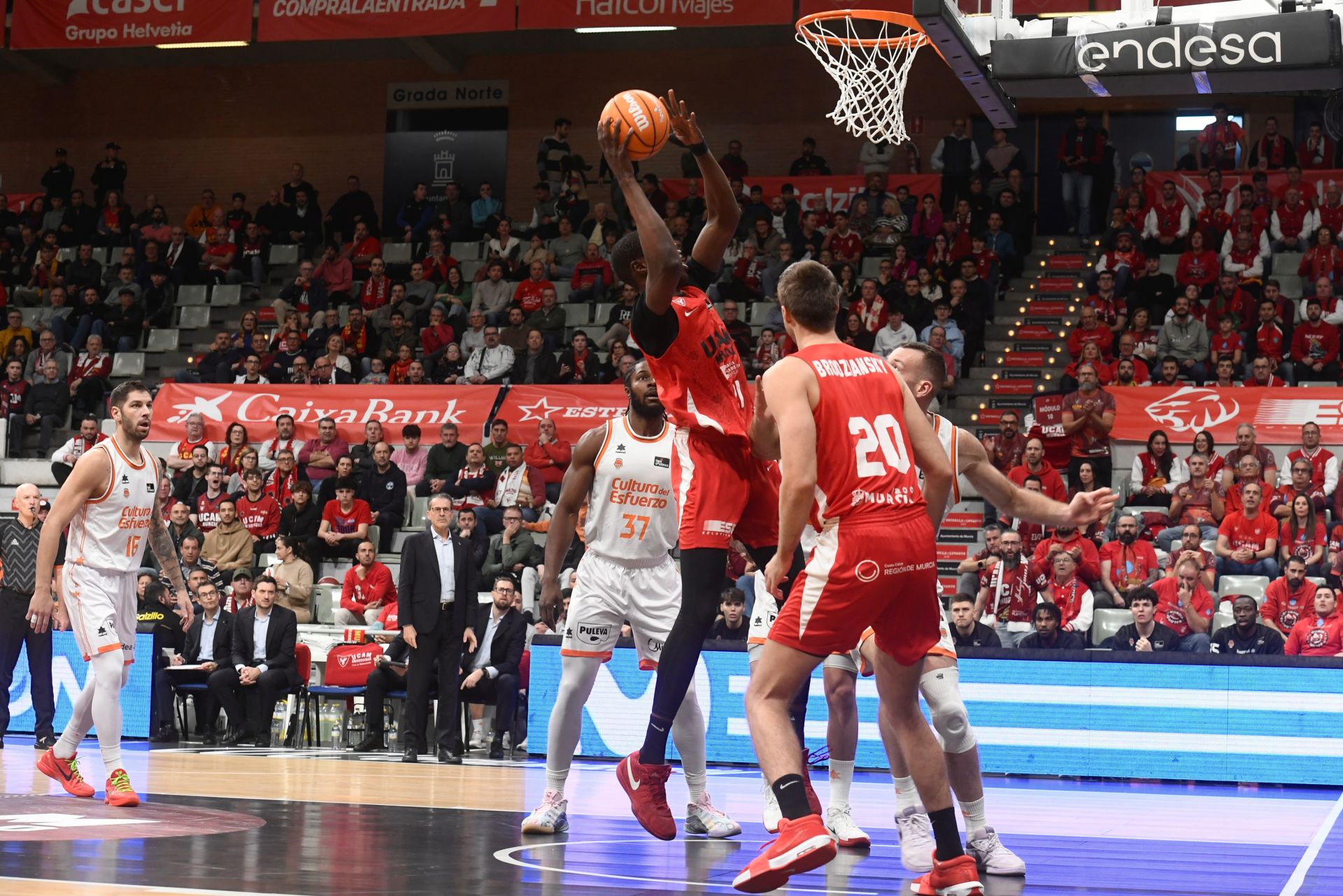 El partido entre el UCAM Murcia y el Valencia Basket, en imágenes