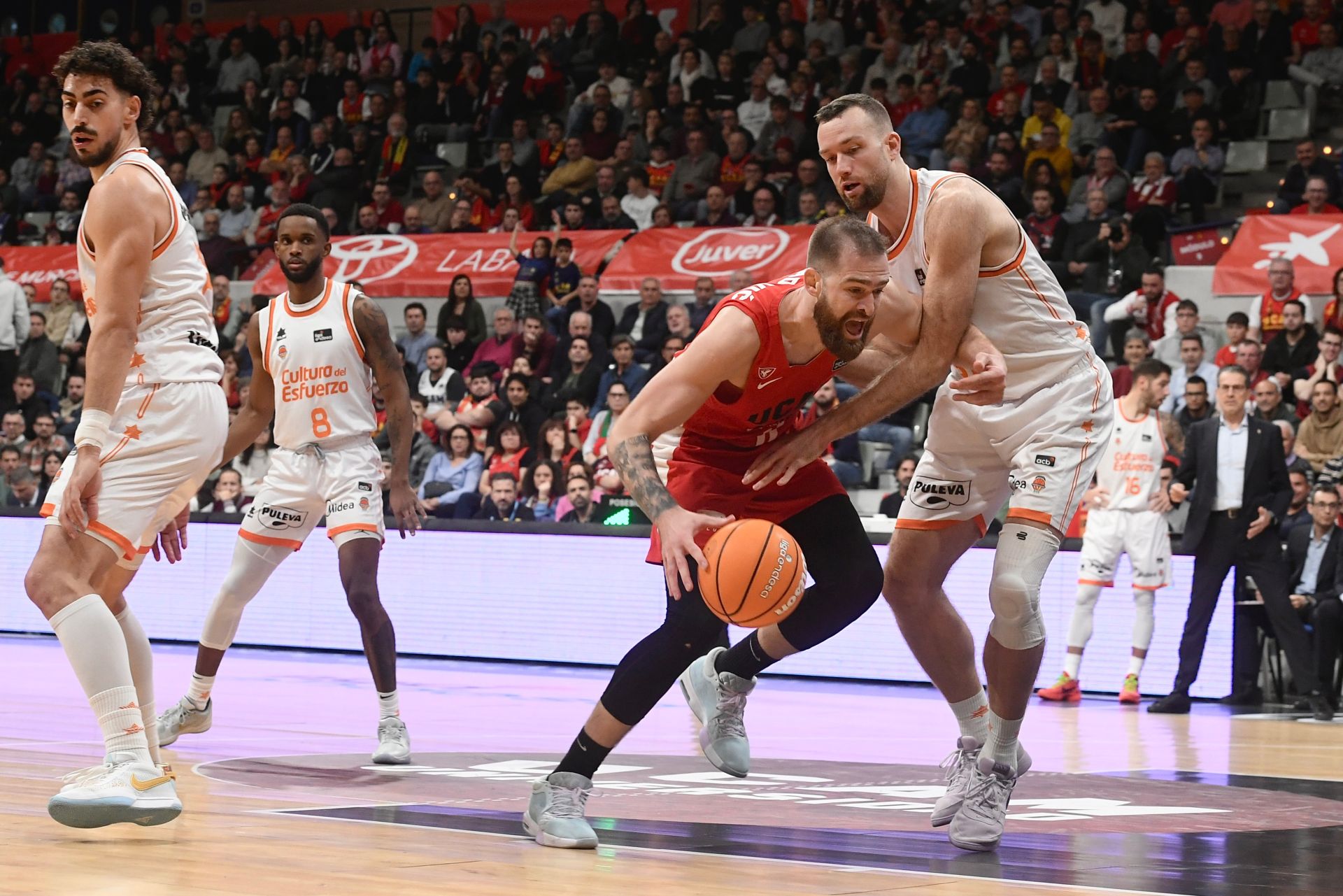 El partido entre el UCAM Murcia y el Valencia Basket, en imágenes
