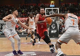 Radovic escapa con el balón durante el partido.