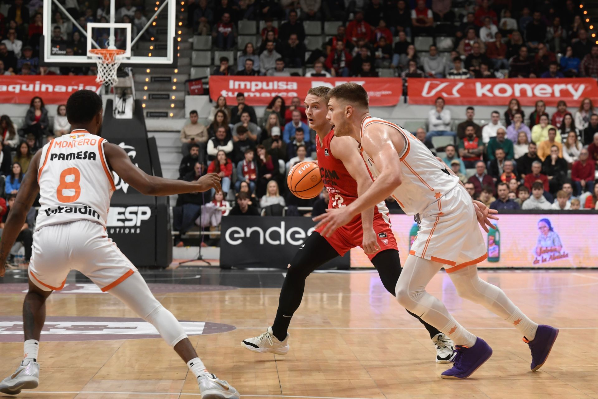 El partido entre el UCAM Murcia y el Valencia Basket, en imágenes